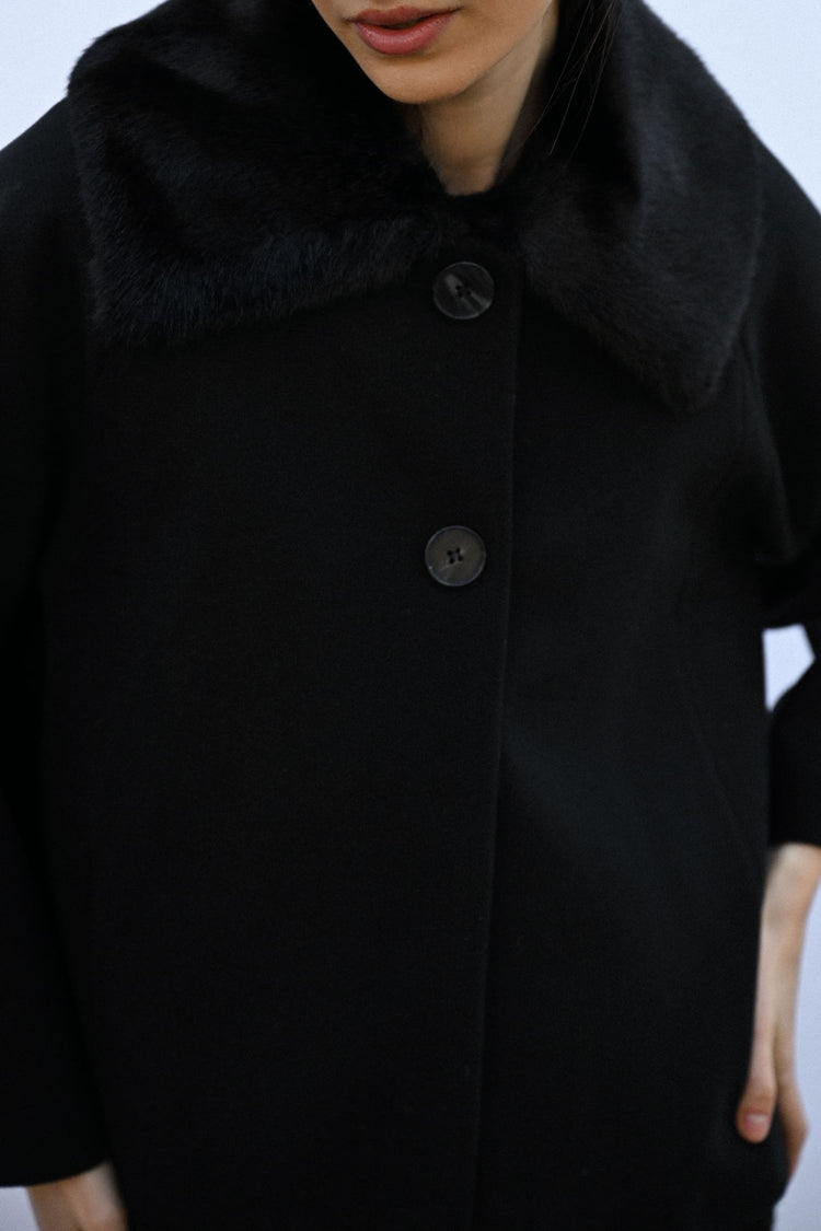 Cappotto corto con colletto in faux fur