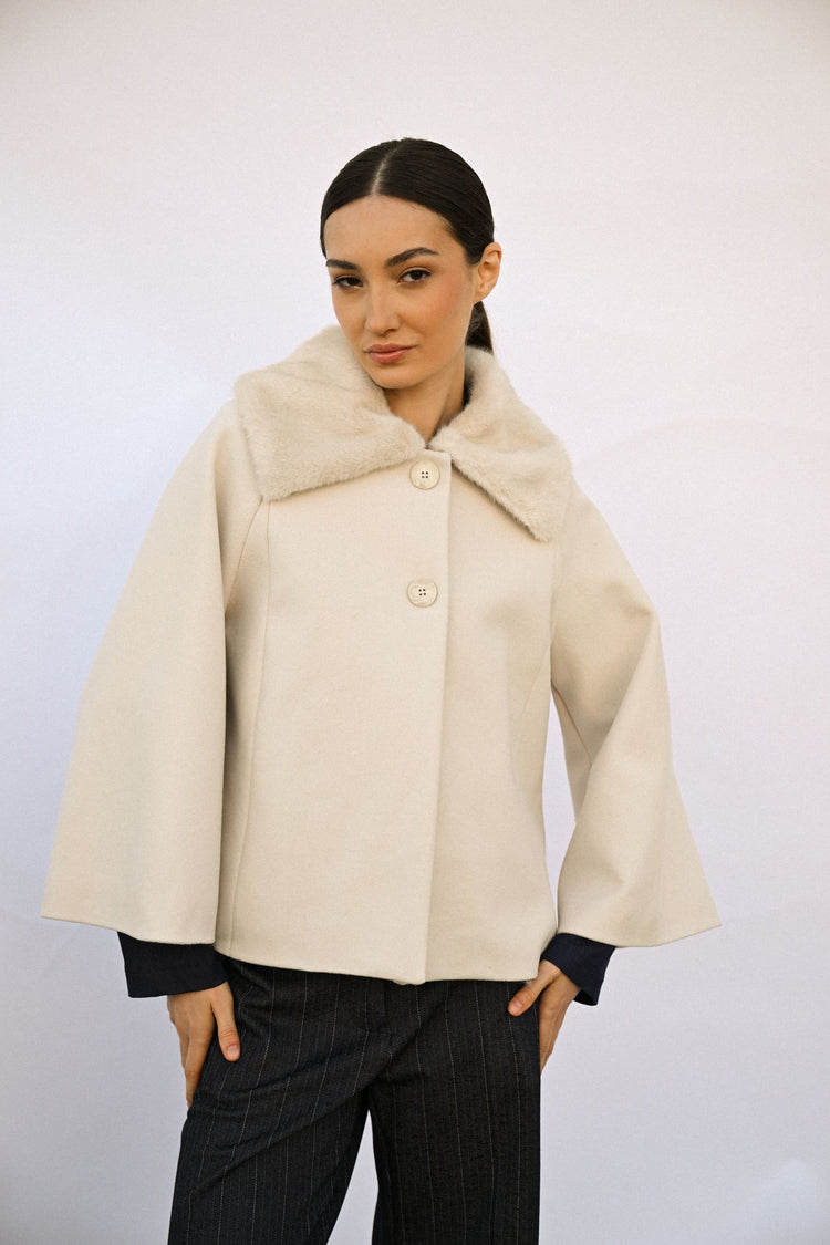 Cappotto corto con colletto in faux fur