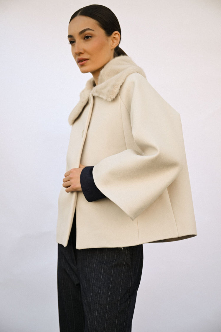 Cappotto corto con colletto in faux fur