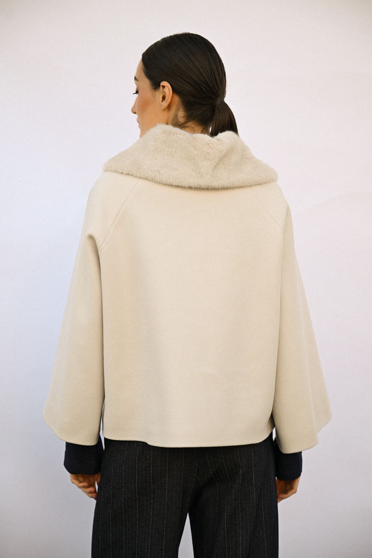 Cappotto corto con colletto in faux fur