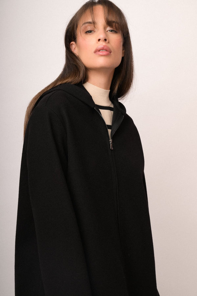 Cappotto corto con zip e cappuccio nero