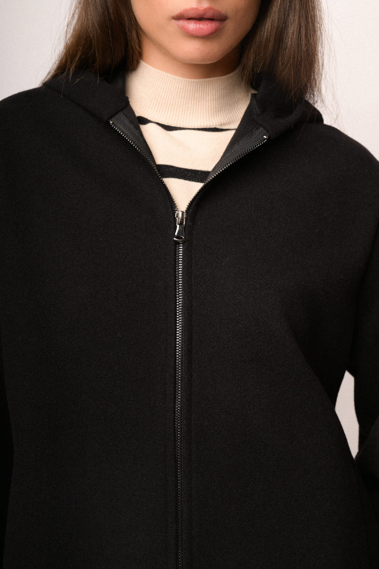 Cappotto corto con zip e cappuccio nero