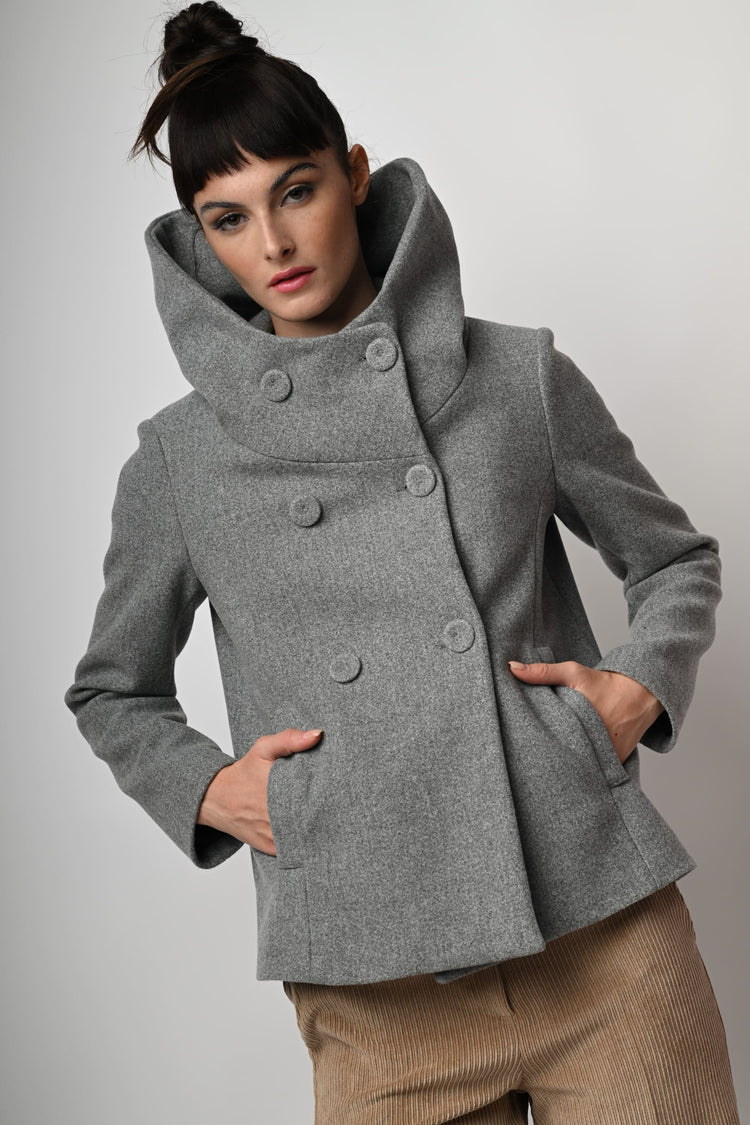 Cappotto doppiopetto corto con cappuccio