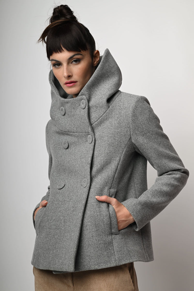Cappotto doppiopetto corto con cappuccio
