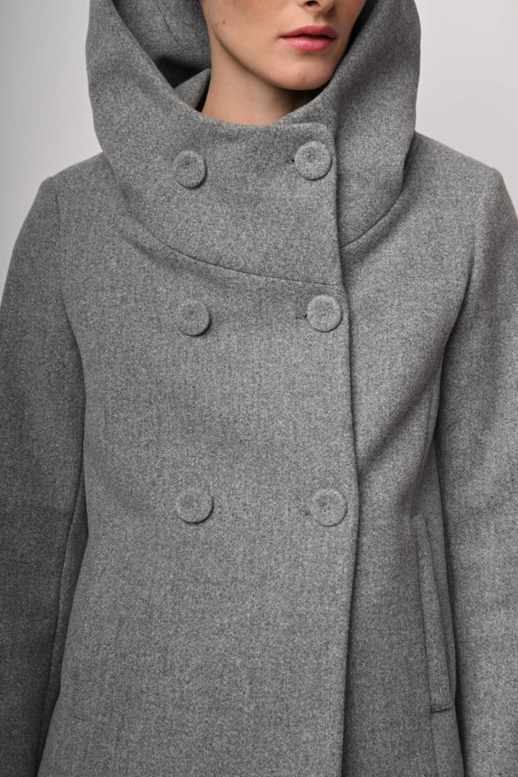 Cappotto doppiopetto corto con cappuccio