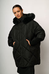 Piumino oversize con cappuccio in faux fur