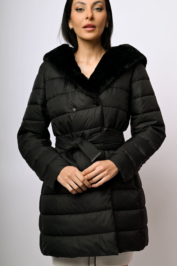 Piumino con cintura e cappuccio in faux fur