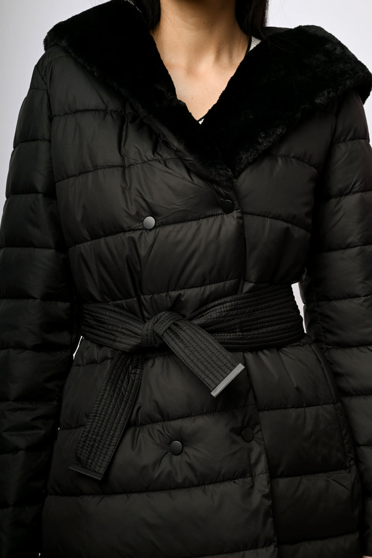 Piumino con cintura e cappuccio in faux fur
