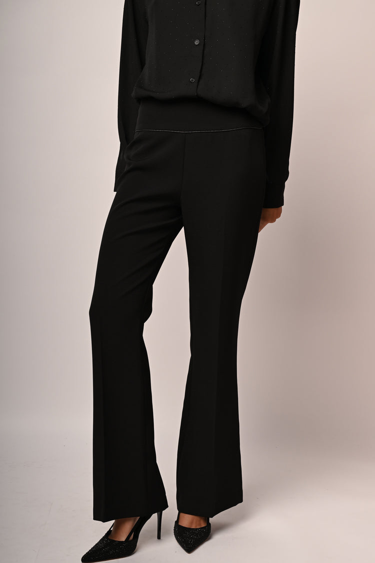Pantaloni a gamba svasata