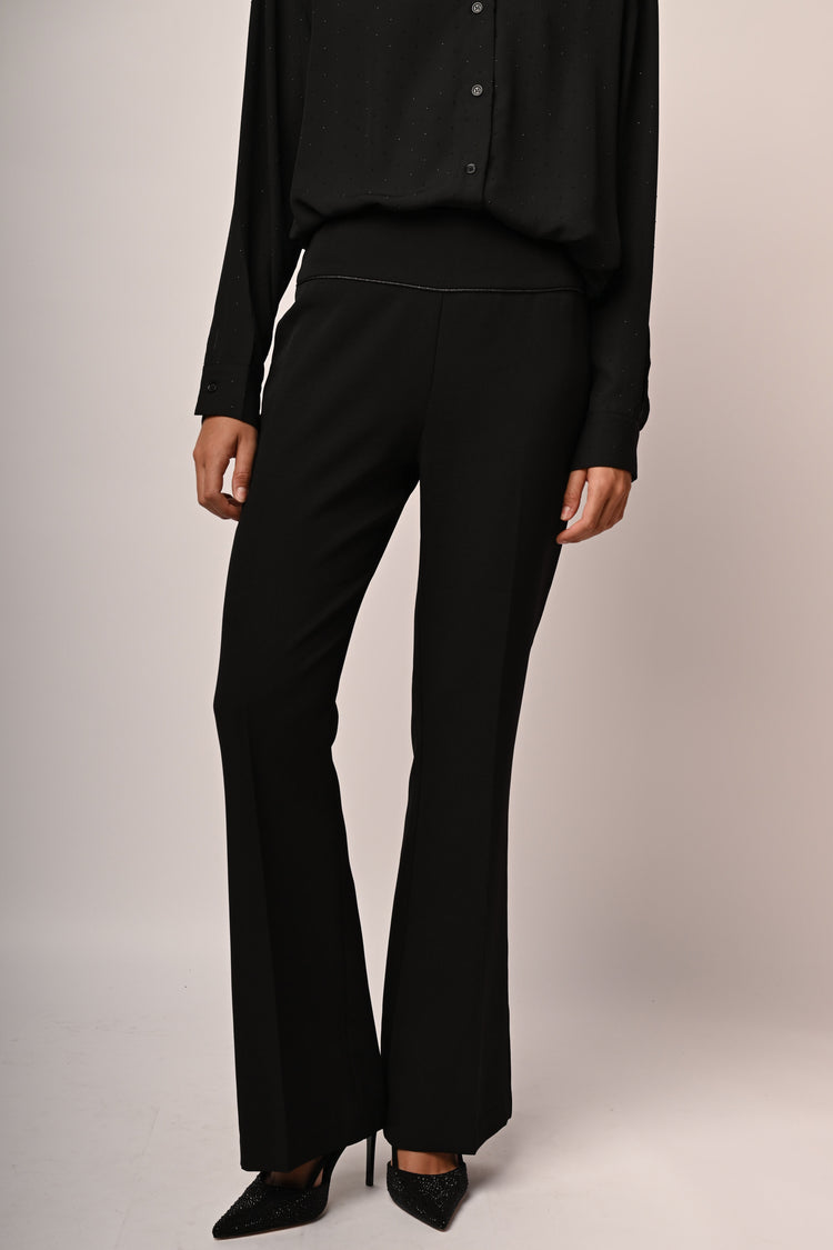 Pantaloni a gamba svasata