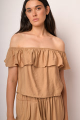 Top cammello con spalle scoperte e volant