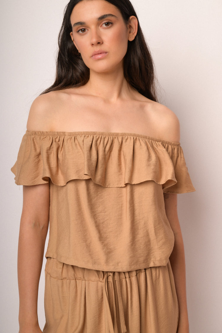Top cammello con spalle scoperte e volant