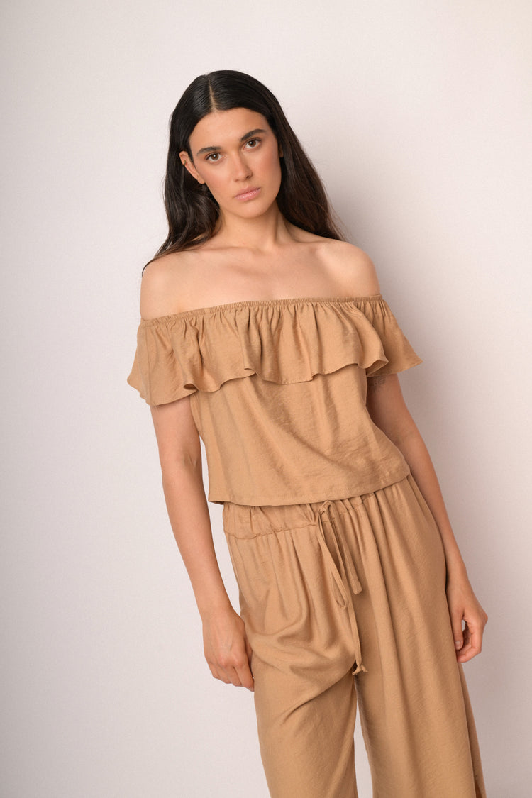 Top cammello con spalle scoperte e volant