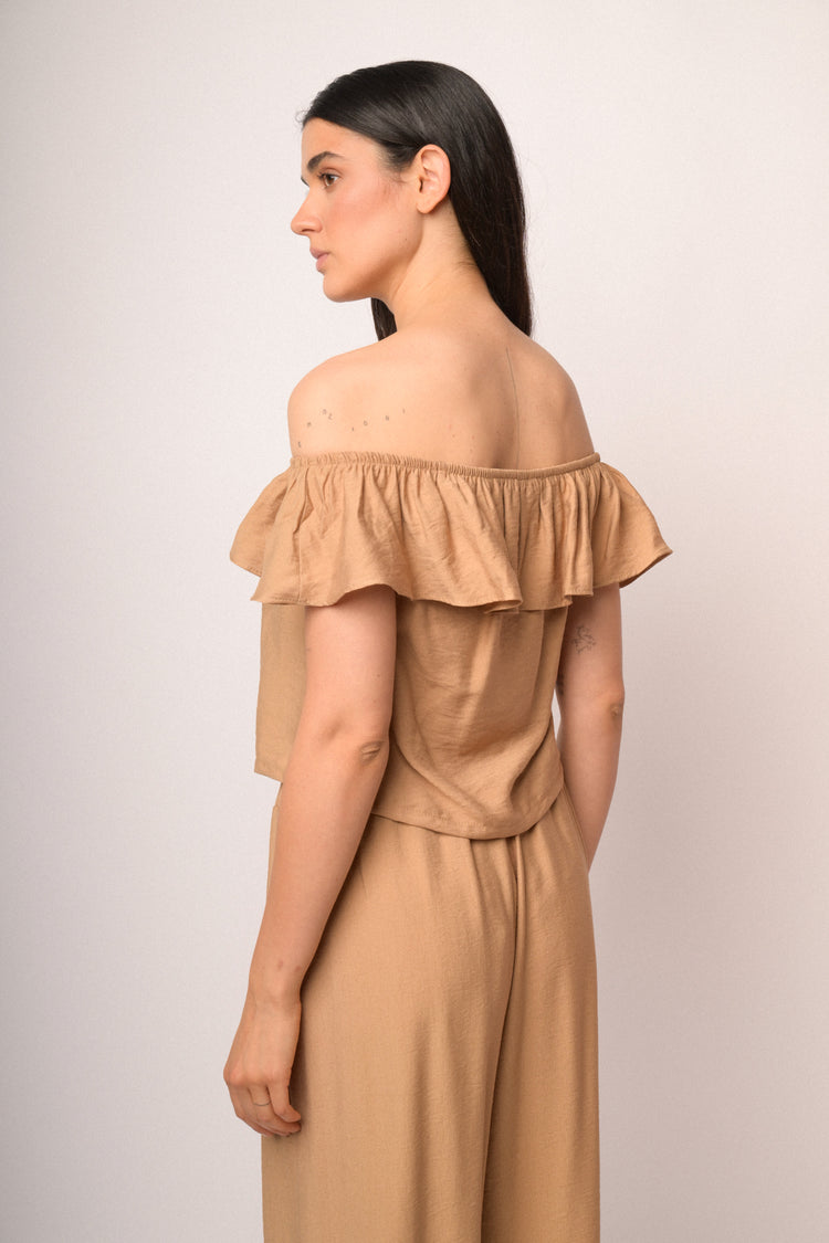 Top cammello con spalle scoperte e volant