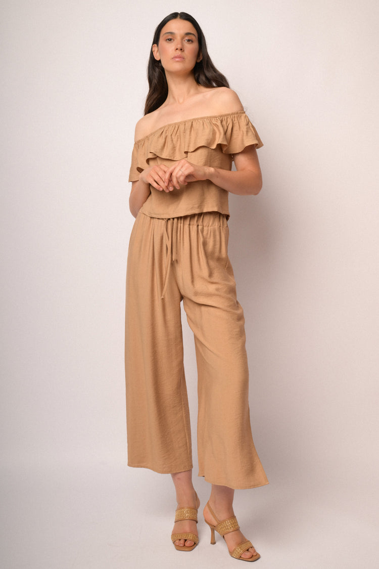 Top cammello con spalle scoperte e volant