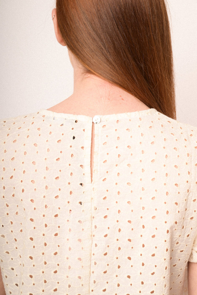 Top in sangallo con maniche ad aletta beige