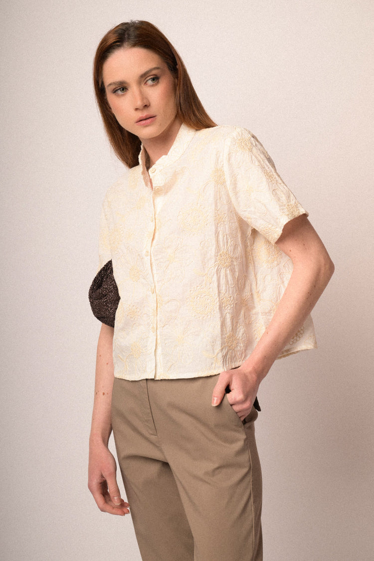Camicia avorio in cotone con ricami floreali