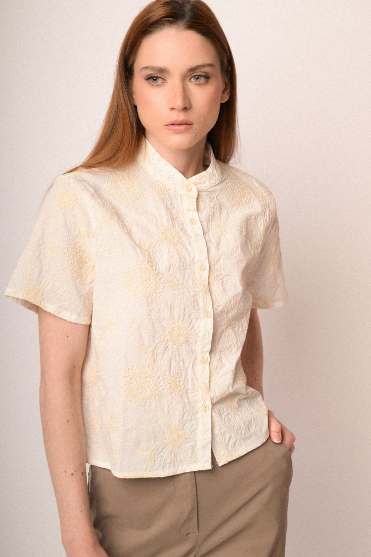 Camicia avorio in cotone con ricami floreali