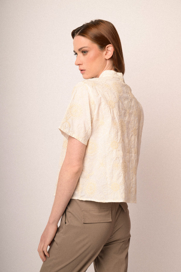 Camicia avorio in cotone con ricami floreali