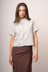 Camicia in cotone azzurro con ricami floreali