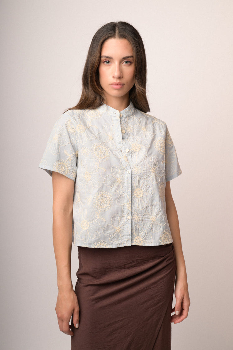 Camicia in cotone azzurro con ricami floreali
