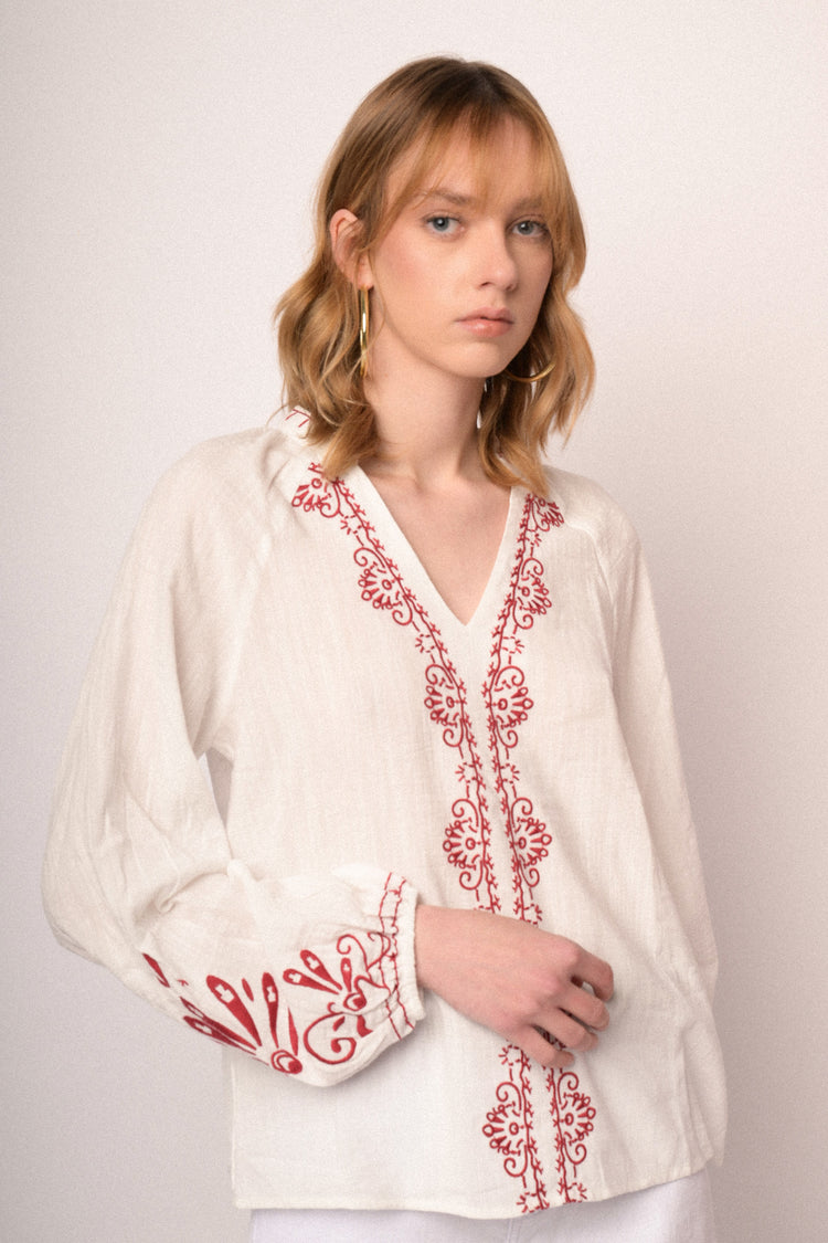 Blusa bianca in cotone e viscosa con ricami rossi