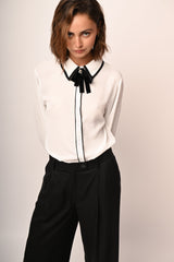 Camicia con fiocco e profili a contrasto