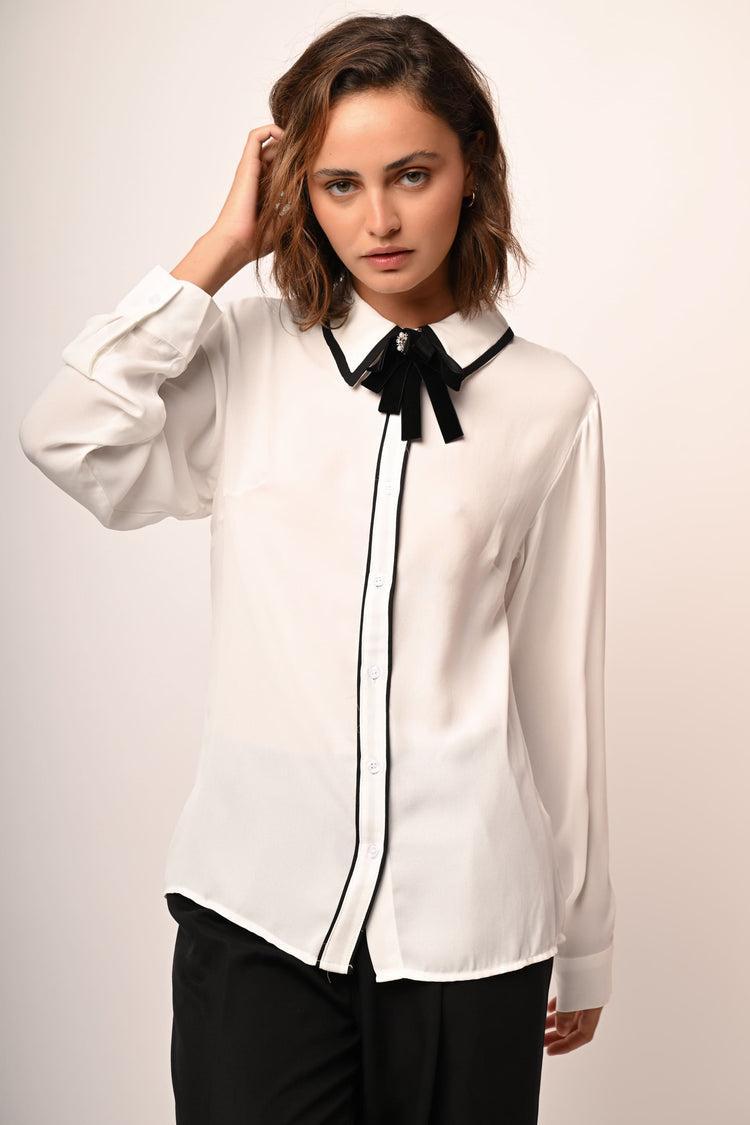 Camicia con fiocco e profili a contrasto