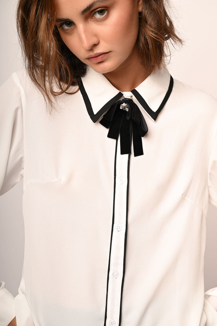 Camicia con fiocco e profili a contrasto