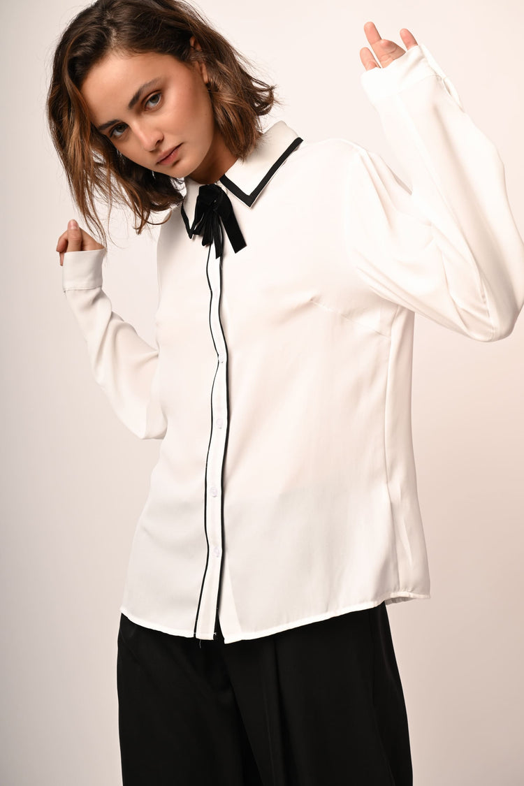 Camicia con fiocco e profili a contrasto