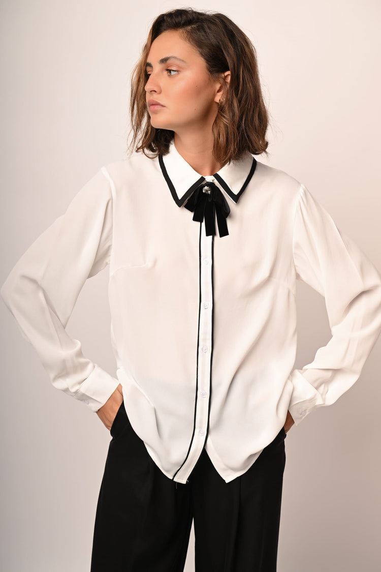 Camicia con fiocco e profili a contrasto