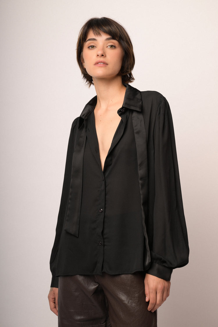 Camicia nera con nastro in raso