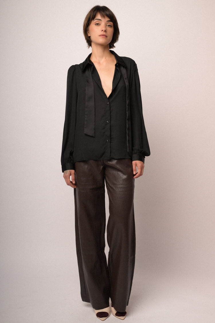 Camicia nera con nastro in raso