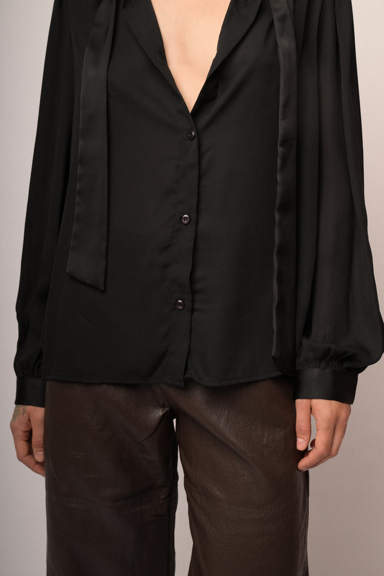 Camicia nera con nastro in raso