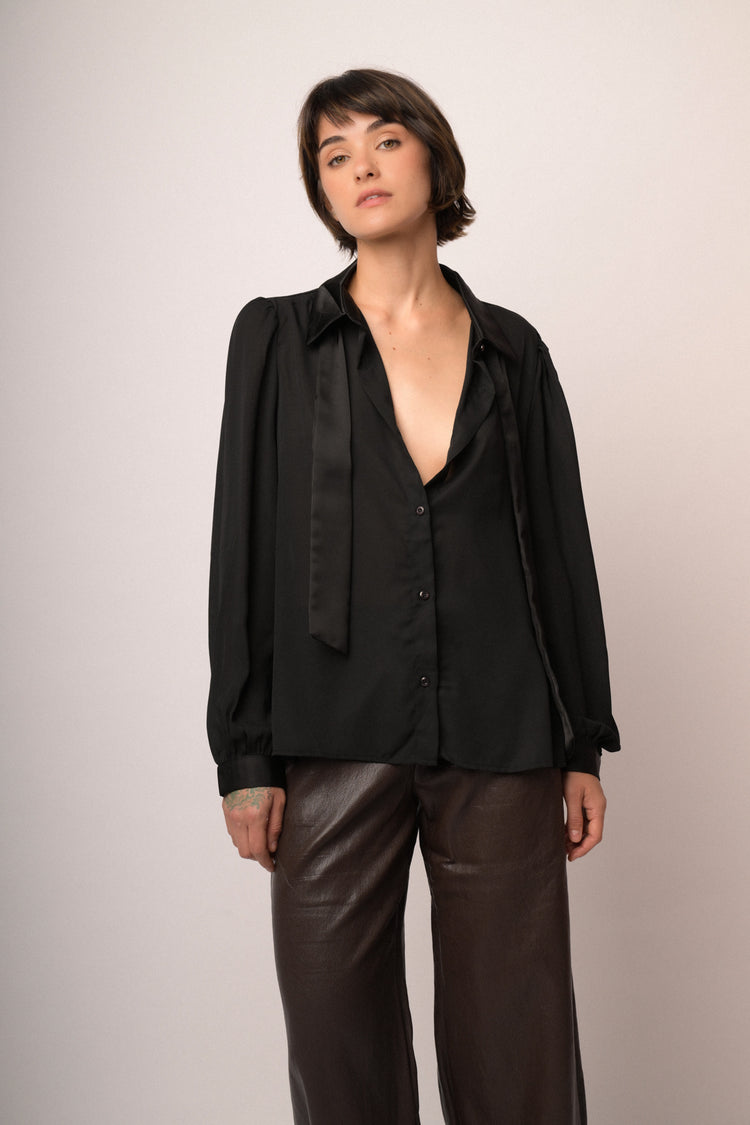 Camicia nera con nastro in raso