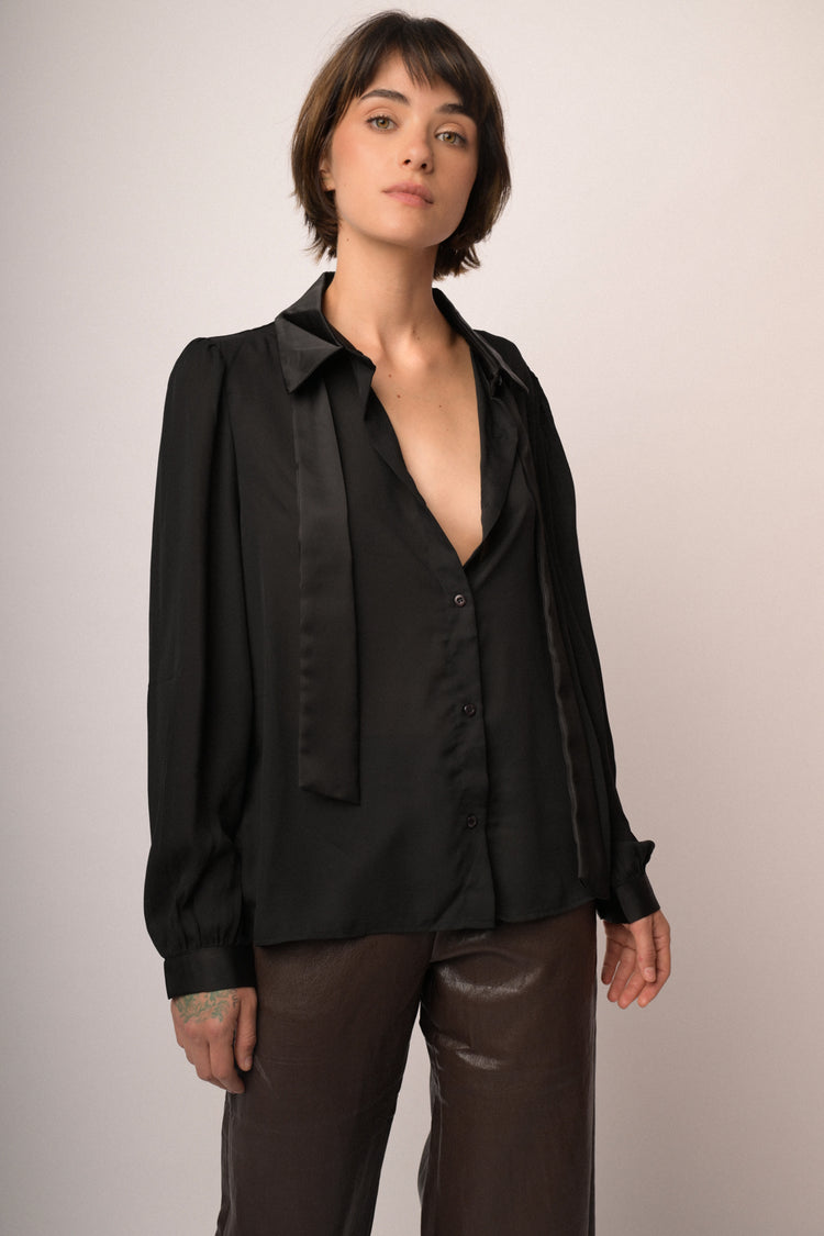 Camicia nera con nastro in raso