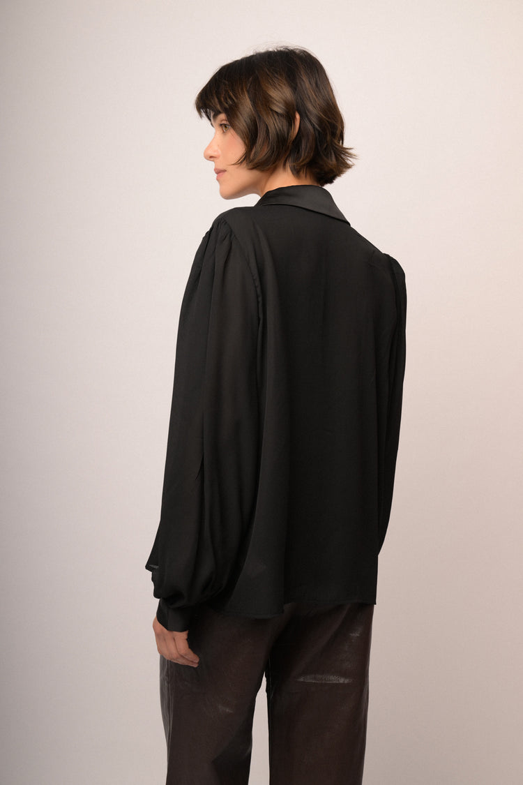Camicia nera con nastro in raso