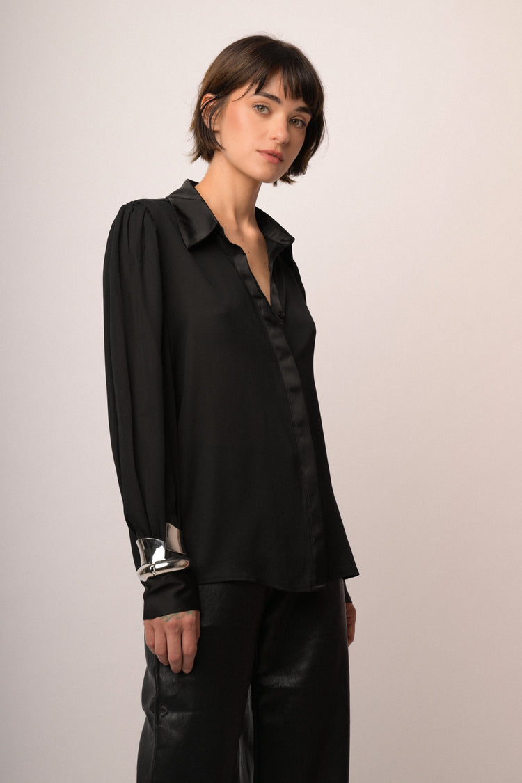 Camicia nera con profili in raso
