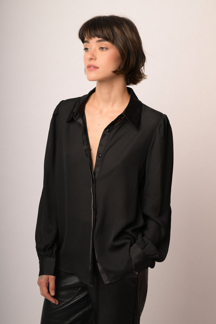 Camicia nera con profili in raso