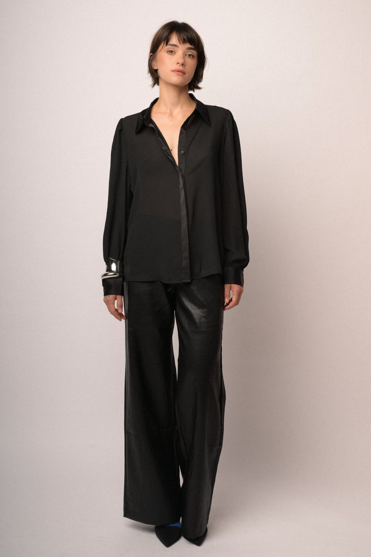 Camicia nera con profili in raso