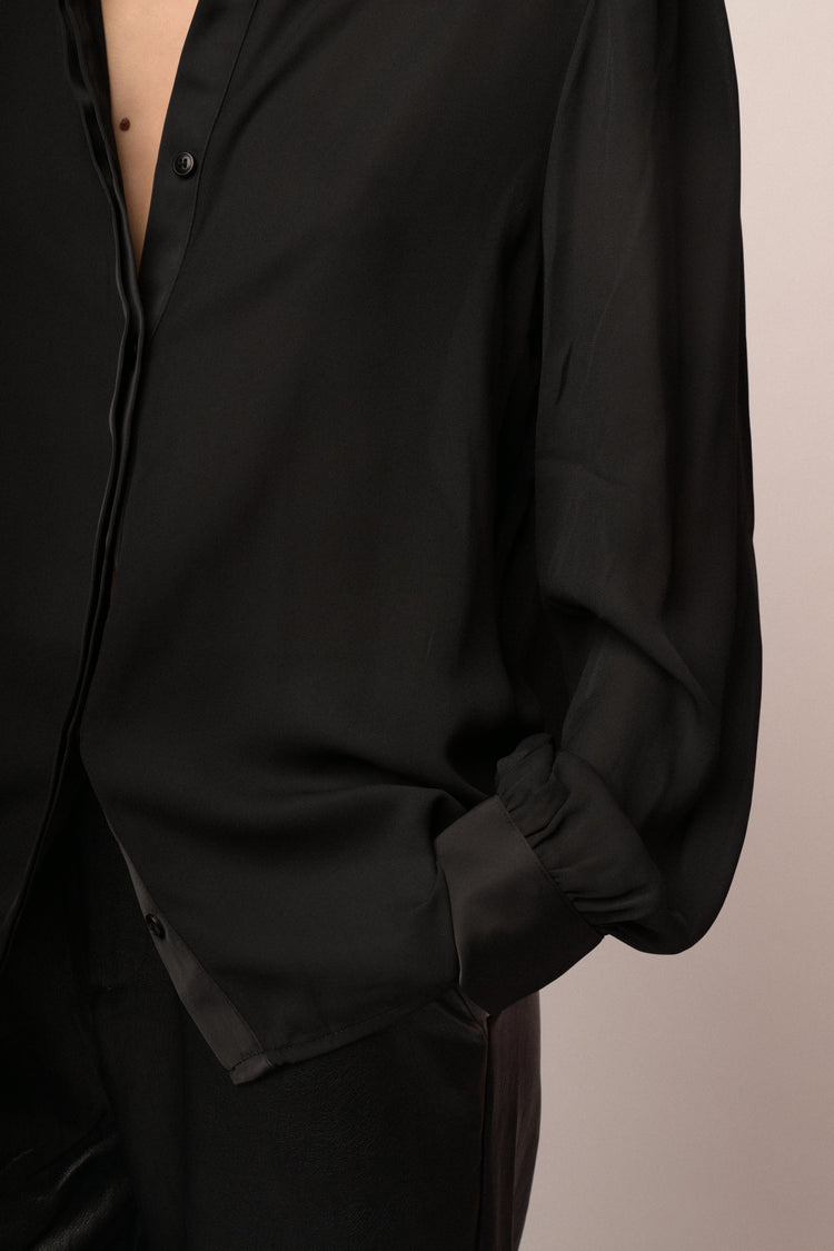 Camicia nera con profili in raso