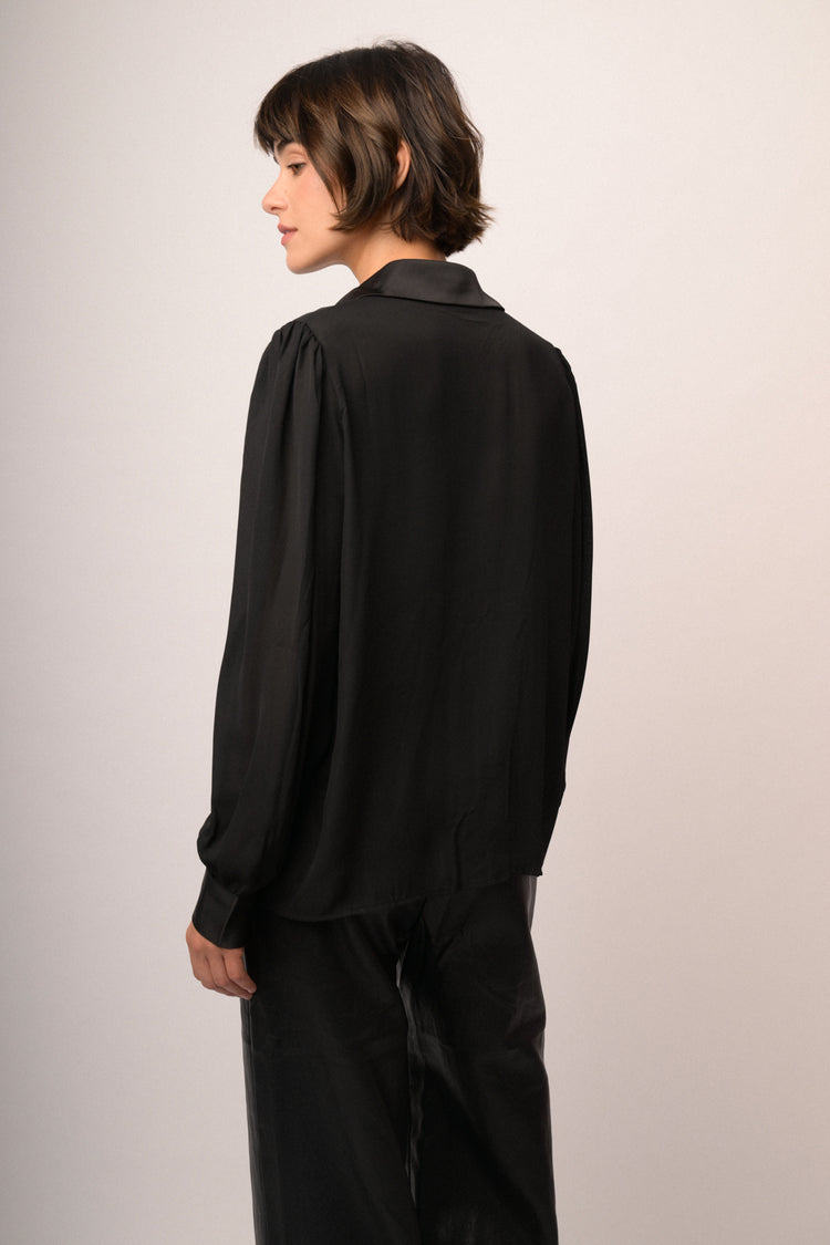 Camicia nera con profili in raso