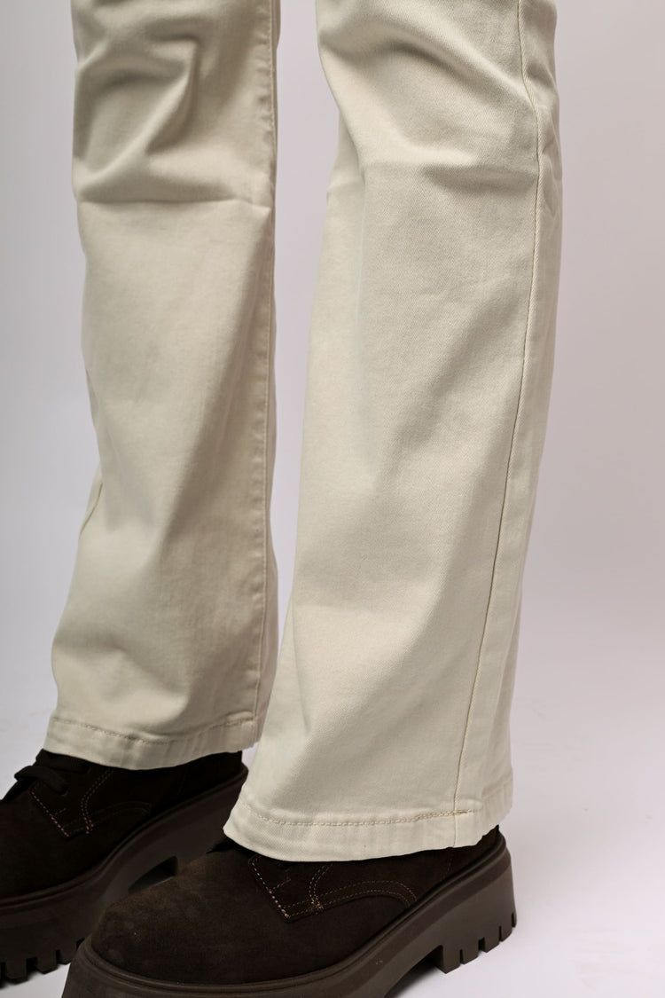Jeans svasati con bottoni gioiello