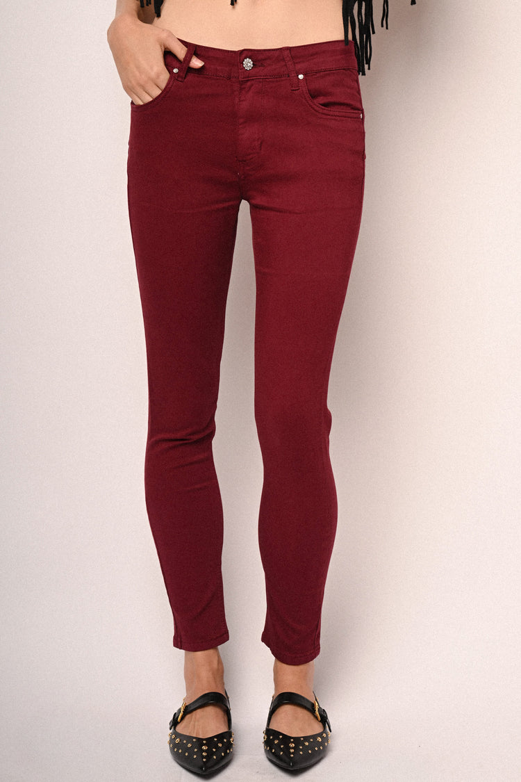 Jeans skinny con bottone gioiello