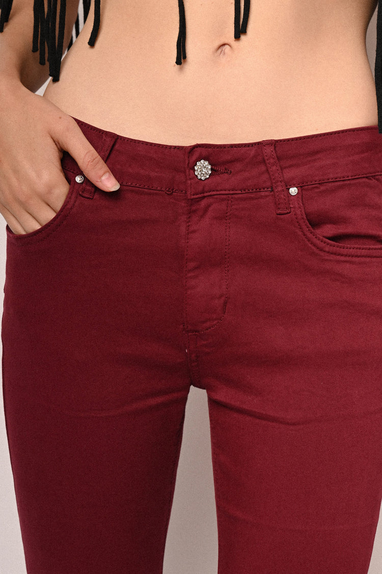 Jeans skinny con bottone gioiello