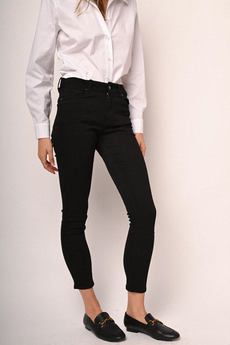 Jeans skinny con bottone gioiello