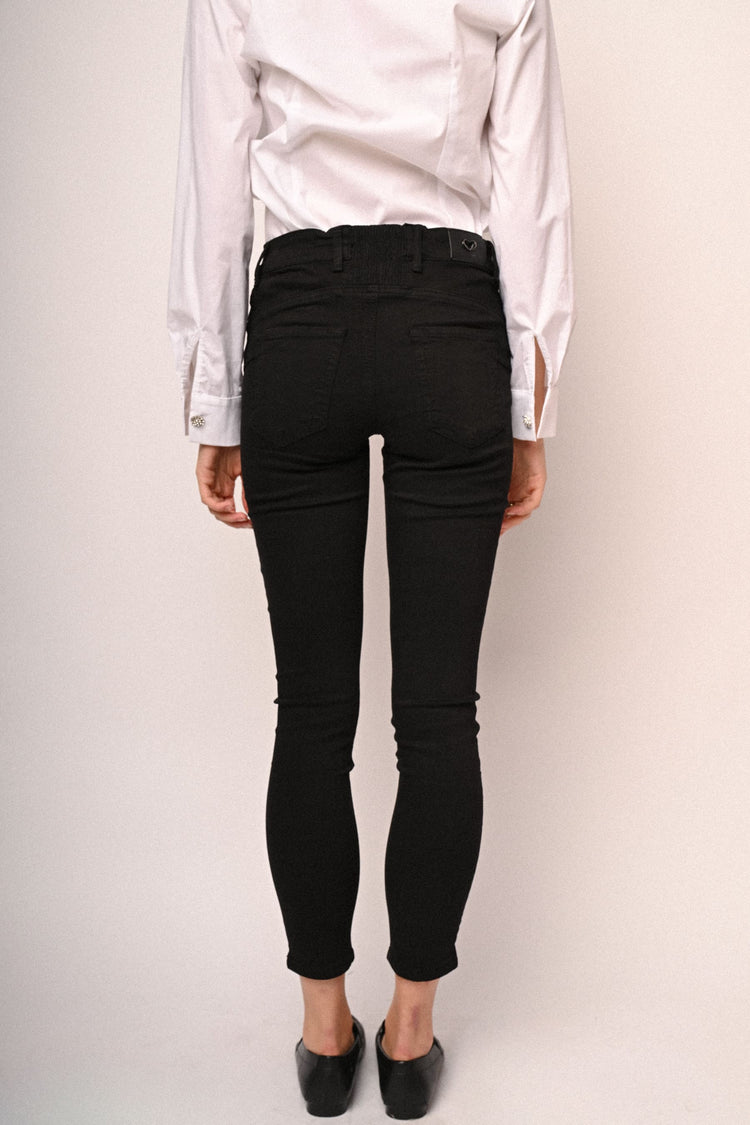 Jeans skinny con bottone gioiello