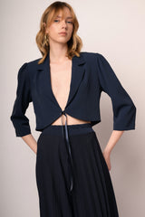 Blazer crop blu con nastri da annodare