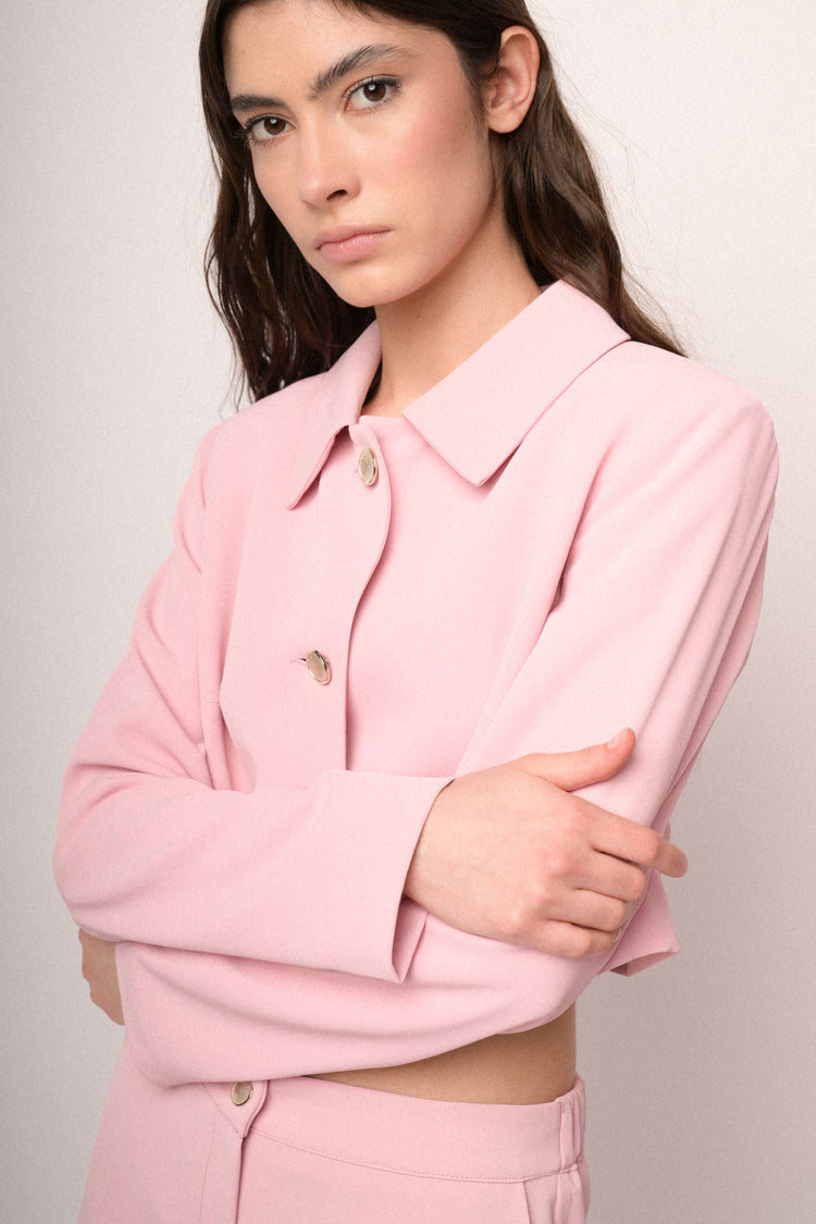 Giacca crop rosa con bottoni argentati