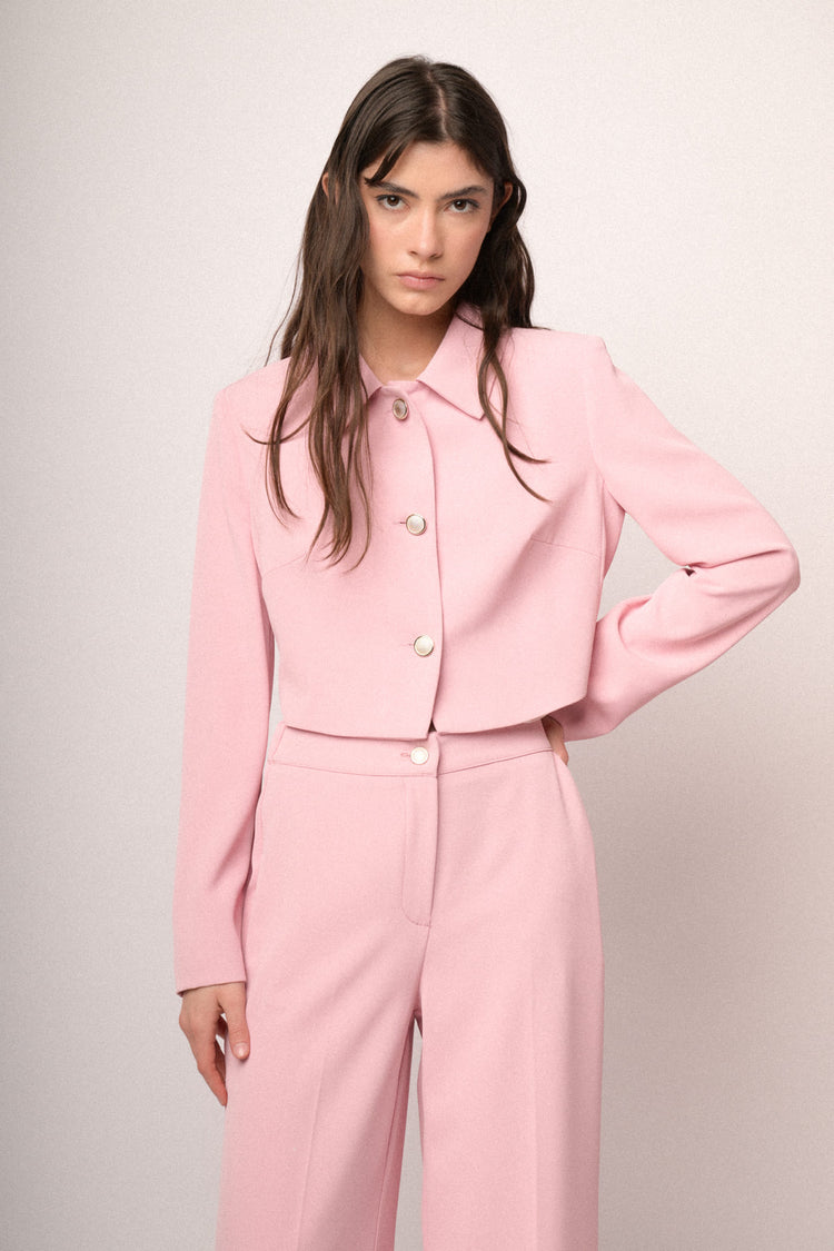 Giacca crop rosa con bottoni argentati